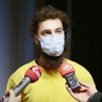 20.11.2020. Starostwo Powiatowe w Kielcach. Podpisanie promes z osobami niepełnosprawnymi na uruchomienie własnej działalności gospodarczej. Na zdjęciu: Bartłomiej Jojca / Wiktor Taszłow / Radio Kielce