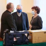 20.11.2020. Kielce. Kielecka Caritas przekazała respiratory transportowe w ramach akcji „Wdzięczni medykom”. Na zdjęciu (od lewej): ksiądz Krzysztof Banasik - zastępca dyrektora Caritas Diecezji Kieleckiej, ksiądz Stanisław Słowik - dyrektor Caritas Diecezji Kieleckiej, Marta Solnica - dyrektor Świętokrzyskiego Centrum Ratownictwa Medycznego i Transportu Sanitarnego / Wiktor Taszłow / Radio Kielce