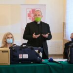20.11.2020. Kielce. Kielecka Caritas przekazała respiratory transportowe w ramach akcji „Wdzięczni medykom”. Na zdjęciu (od lewej): Jolanta Kamińska - zastępca głównego księgowego ZOZ Busko-Zdrój, ksiądz Krzysztof Banasik - zastępca dyrektora Caritas Diecezji Kieleckiej, ksiądz Stanisław Słowik - dyrektor Caritas Diecezji Kieleckiej / Wiktor Taszłow / Radio Kielce