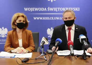 20.11.2020. Kielce. Na zdjęciu (od lewej): Małgorzata Kiebzak - dyrektor świętokrzyskiego oddziału NFZ, Zbigniew Koniusz - wojewoda świętokrzyski / Wiktor Taszłow / Radio Kielce