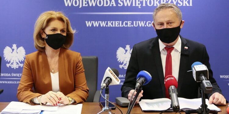 20.11.2020. Kielce. Na zdjęciu (od lewej): Małgorzata Kiebzak - dyrektor świętokrzyskiego oddziału NFZ, Zbigniew Koniusz - wojewoda świętokrzyski / Wiktor Taszłow / Radio Kielce