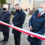 24.11.2020. Masłów Drugi. Otwarcie drogi powiatowej. Na zdjęciu (od lewej): Mirosław Gębski – starosta kielecki, Krzysztof Lipiec - poseł, Zbigniew Koniusz - wojewoda świętokrzyski, Tomasz Lato - wójt Masłowa / Wiktor Taszłow / Radio Kielce