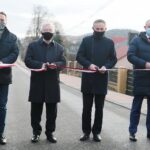 24.11.2020. Masłów Drugi. Otwarcie drogi powiatowej. Na zdjęciu (od lewej): Mirosław Gębski – starosta kielecki, Krzysztof Lipiec - poseł, Zbigniew Koniusz - wojewoda świętokrzyski, Tomasz Lato - wójt Masłowa / Wiktor Taszłow / Radio Kielce