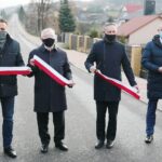 24.11.2020. Masłów Drugi. Otwarcie drogi powiatowej. Na zdjęciu (od lewej): Mirosław Gębski – starosta kielecki, Krzysztof Lipiec - poseł, Zbigniew Koniusz - wojewoda świętokrzyski, Tomasz Lato - wójt Masłowa / Wiktor Taszłow / Radio Kielce