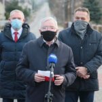 24.11.2020. Masłów Drugi. Otwarcie drogi powiatowej. Na zdjęciu (od lewej): Tomasz Lato - wójt Masłowa, Krzysztof Lipiec - poseł, Mirosław Gębski – starosta kielecki, / Wiktor Taszłow / Radio Kielce