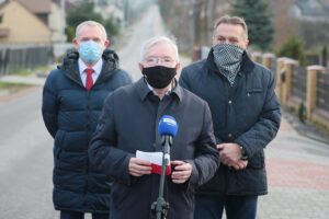 24.11.2020. Masłów Drugi. Otwarcie drogi powiatowej. Na zdjęciu (od lewej): Tomasz Lato - wójt Masłowa, Krzysztof Lipiec - poseł, Mirosław Gębski – starosta kielecki, / Wiktor Taszłow / Radio Kielce