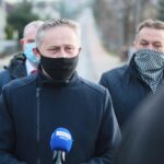 24.11.2020. Masłów Drugi. Otwarcie drogi powiatowej. Na zdjęciu (od lewej): Zbigniew Koniusz - wojewoda świętokrzyski, Mirosław Gębski – starosta kielecki / Wiktor Taszłow / Radio Kielce