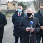 24.11.2020. Masłów Drugi. Otwarcie drogi powiatowej. Na zdjęciu (od lewej): Zbigniew Koniusz - wojewoda świętokrzyski, Tomasz Lato - wójt Masłowa, Krzysztof Lipiec - poseł, Mirosław Gębski – starosta kielecki / Wiktor Taszłow / Radio Kielce