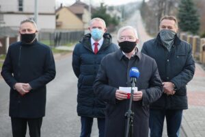 24.11.2020. Masłów Drugi. Otwarcie drogi powiatowej. Na zdjęciu (od lewej): Zbigniew Koniusz - wojewoda świętokrzyski, Tomasz Lato - wójt Masłowa, Krzysztof Lipiec - poseł, Mirosław Gębski – starosta kielecki / Wiktor Taszłow / Radio Kielce