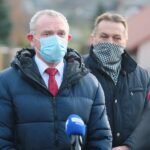 24.11.2020. Masłów Drugi. Otwarcie drogi powiatowej. Na zdjęciu (od lewej): Tomasz Lato - wójt Masłowa, Mirosław Gębski – starosta kielecki / Wiktor Taszłow / Radio Kielce