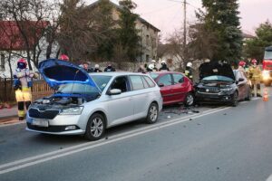 24.11.2020. Cedzyna. Wypadek trzech aut / Wiktor Taszłow / Radio Kielce