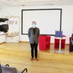 24.11.2020. Kielce. Wręczenie nagród w konkursie na wspomnienia "Historia w mojej pamięci". Na zdjęciu (od lewej): Marek Maciągowski - dyrektor OMPIO, Jolanta Białek – kierownik działu edukacji OMPIO / Wiktor Taszłow / Radio Kielce