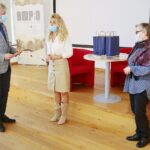 24.11.2020. Kielce. Wręczenie nagród w konkursie na wspomnienia "Historia w mojej pamięci". Na zdjęciu (od lewej): Witold Machniewski - II miejsce za prace" Historia mojej rodziny", Renata Morąg - Radio Kielce, Jolanta Białek – kierownik działu edukacji OMPIO / Wiktor Taszłow / Radio Kielce