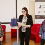 24.11.2020. Kielce. Wręczenie nagród w konkursie na wspomnienia "Historia w mojej pamięci". Na zdjęciu (od lewej): Agata Niebudek-Śmiech - III miejsce za prace "Deszcz złotych monet", Ewa Chabielska - dyrektor Wzgórza Zamkowego, Jolanta Białek – kierownik działu edukacji OMPIO / Wiktor Taszłow / Radio Kielce