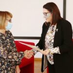 24.11.2020. Kielce. Wręczenie nagród w konkursie na wspomnienia "Historia w mojej pamięci". Na zdjęciu (od lewej): Agata Niebudek-Śmiech - III miejsce za prace "Deszcz złotych monet", Ewa Chabielska - dyrektor Wzgórza Zamkowego / Wiktor Taszłow / Radio Kielce