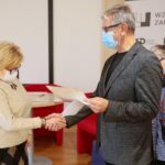 24.11.2020. Kielce. Wręczenie nagród w konkursie na wspomnienia "Historia w mojej pamięci". Na zdjęciu (od lewej): Alicja Matysek - wyróżnienie za prace "Patriotyczne i kolekcjonerskie tradycje rodziny Sieroniów", Marek Maciągowski - dyrektor OMPIO / Wiktor Taszłow / Radio Kielce