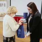 24.11.2020. Kielce. Wręczenie nagród w konkursie na wspomnienia "Historia w mojej pamięci". Na zdjęciu (od lewej): Alicja Matysek - wyróżnienie za prace "Patriotyczne i kolekcjonerskie tradycje rodziny Sieroniów", Ewa Chabielska - dyrektor Wzgórza Zamkowego / Wiktor Taszłow / Radio Kielce