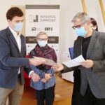 24.11.2020. Kielce. Wręczenie nagród w konkursie na wspomnienia "Historia w mojej pamięci". Na zdjęciu (od lewej): Maciej Marczewski - wyróżnienie za prace "Na basenie z panią Alą", Jolanta Białek – kierownik działu edukacji OMPIO, Marek Maciągowski - dyrektor OMPIO / Wiktor Taszłow / Radio Kielce