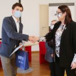 24.11.2020. Kielce. Wręczenie nagród w konkursie na wspomnienia "Historia w mojej pamięci". Na zdjęciu (od lewej): Maciej Marczewski - wyróżnienie za prace "Na basenie z panią Alą", Ewa Chabielska - dyrektor Wzgórza Zamkowego / Wiktor Taszłow / Radio Kielce