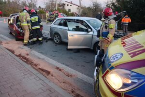 24.11.2020. Cedzyna. Wypadek trzech aut / Wiktor Taszłow / Radio Kielce