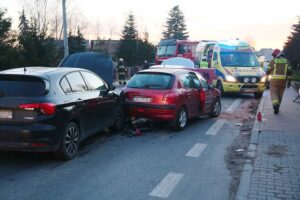 24.11.2020. Cedzyna. Wypadek trzech aut / Wiktor Taszłow / Radio Kielce