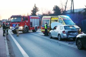 24.11.2020. Cedzyna. Wypadek trzech aut / Wiktor Taszłow / Radio Kielce