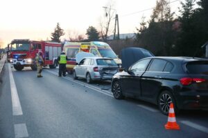 24.11.2020. Cedzyna. Wypadek trzech aut / Wiktor Taszłow / Radio Kielce