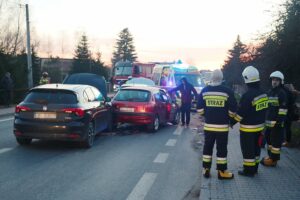 24.11.2020. Cedzyna. Wypadek trzech aut / Wiktor Taszłow / Radio Kielce