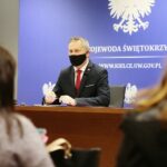 26.11.2020. Kielce. Konferencja dotycząca finansowania rozbudowy instalacji tlenowej w Szpitalu Powiatowym w Busku Zdroju oraz modernizacji i rozbudowy instalacji tlenowej w szpitalu Powiatowym we Włoszczowie. Na zdjęciu (od lewej): Dariusz Czechowski - starosta włoszczowski, Zbigniew Koniusz - wojewoda świętokrzyski / Wiktor Taszłow / Radio Kielce