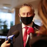 26.11.2020. Kielce. Konferencja dotycząca finansowania rozbudowy instalacji tlenowej w Szpitalu Powiatowym w Busku Zdroju oraz modernizacji i rozbudowy instalacji tlenowej w szpitalu Powiatowym we Włoszczowie. Na zdjęciu: Dariusz Czechowski - starosta włoszczowski / Wiktor Taszłow / Radio Kielce