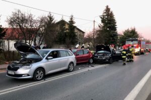 24.11.2020. Cedzyna. Wypadek trzech aut / Wiktor Taszłow / Radio Kielce