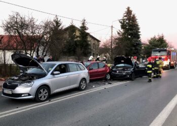 24.11.2020. Cedzyna. Wypadek trzech aut / Wiktor Taszłow / Radio Kielce