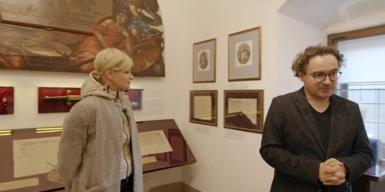 Wirtualne zwiedzanie Zamku Królewskiego w Sandomierzu. Na zdjęciu (od lewej); aktorka Małgorzata Kożuchowska i dr hab. Tomisław Giergiel / YouTube