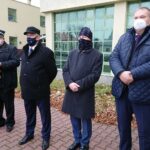 18.12.2020. Opatów. Nowy ambulans transportowy Szpitala św. Leona. Na zdjęciu (od lewej): Wiesław Frejlich - Urząd Gminy Baćkowice, ks. Marek Bieniasz, Tadeusz Gralec - członek zarządu Cementowni Ożarów, Grzegorz Gajewski - burmistrz Opatowa, Paweł Rędziak - zastępca burmistrza Ożarowa / Emilia Sitarska / Radio Kielce