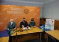 08.12.2020. Ostrowiec Św. Konferencja na temat oddawania osocza. Na zdjęciu (od lewej):  Stanisław Fiolik - prezes Oddziału Regionalnego Polskiego Czerwonego Krzyża w Ostrowcu Św., Jarosław Górczyński - prezydent Ostrowca Św., Beata Barska-Jagiełło / Emilia Sitarska / Radio Kielce