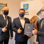 02.12.2020 Kielce. Wydanie zezwolenia na budowę Parku Dziedzictwa Gór Świętokrzyskich w Nowej Słupi. Na zdjęciu (od lewej): Stefan Bąk - członek zarządu powiatu, Marcin Piętak - prezes ROT i  Mariusz Ściana - członek zarządu powiatu / Starostwo Powiatowe w Kielcach