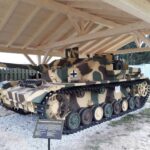 28.12.2020 Skarżysko-Kamienna. Unikalne niemieckie samobieżne działo szturmowe w Muzeum im. Orła Białego pod wiatą / Stowarzyszenie Ochrony Zabytków Militarnych KIS