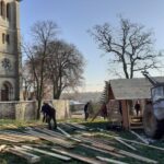 Działoszyce. Budowa żywej szopki / Parafia św. Trójcy w Działoszycach