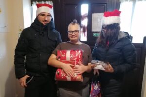 06.12.2020. Sandomierz. Podopieczni Ośrodka „Radość Życia” otrzymali mikołajkowe paczki / Caritas Diecezji Sandomierskiej