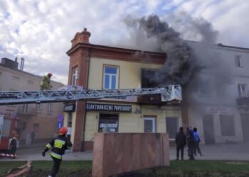 05.12.2020. Ostrowiec Świętokrzyski. Pożar kamienicy / Ratownictwo Powiatu Ostrowieckiego/Facebook