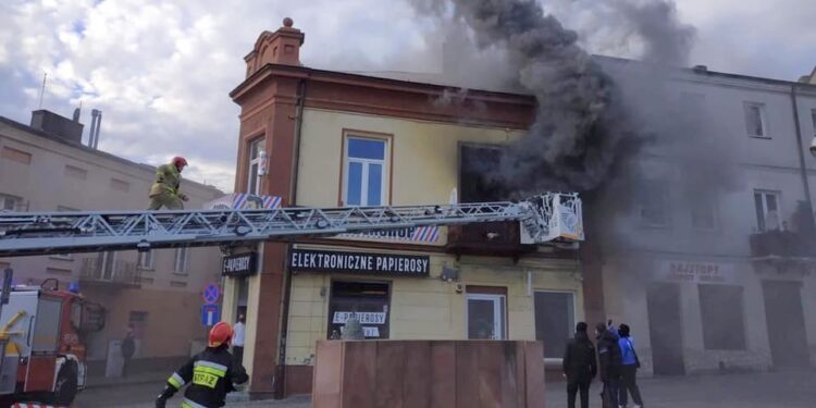 05.12.2020. Ostrowiec Świętokrzyski. Pożar kamienicy / Ratownictwo Powiatu Ostrowieckiego/Facebook