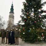 19.12.2020. Częstochowa. Przekazanie choinki z Nadleśnictwa Ostrowiec Św. / Regionalna Dyrekcja Lasów Państwowych w Radomiu / facebook