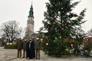 19.12.2020. Częstochowa. Przekazanie choinki z Nadleśnictwa Ostrowiec Św. / Regionalna Dyrekcja Lasów Państwowych w Radomiu / facebook