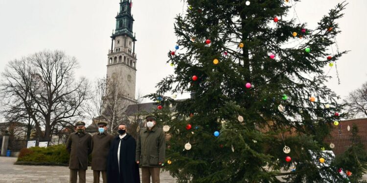 19.12.2020. Częstochowa. Przekazanie choinki z Nadleśnictwa Ostrowiec Św. / Regionalna Dyrekcja Lasów Państwowych w Radomiu / facebook