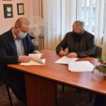 23.12.2020. Jędrzejów. Podpisanie umowy na wykonanie nowego skrzyżowania. Na zdjęciu (od lewej): Marcin Piszczek - burmistrz Jędrzejowa i Tomasz Biały - pełnomocnik wykonawcy / Gmina Jędrzejów
