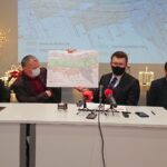 17.12.2020 Ostrowiec. Konferencja prasowa ws. budowy osiedlowego parkingu. Na zdjęciu (od lewej): Iwona Miszczyszyn – wiceprezes Ostrowieckiej Spółdzielni Mieszkaniowej, Marek Zaręba – prezes Ostrowieckiej Spółdzielni Mieszkaniowej, Jarosław Górczyński – prezydent Ostrowca Świętokrzyskiego, Marzena Dębniak – starosta ostrowiecki / Emilia Sitarska / Radio Kielce