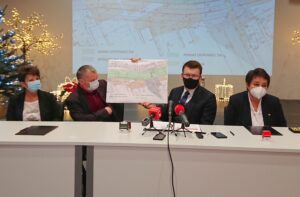 17.12.2020 Ostrowiec. Konferencja prasowa ws. budowy osiedlowego parkingu. Na zdjęciu (od lewej): Iwona Miszczyszyn – wiceprezes Ostrowieckiej Spółdzielni Mieszkaniowej, Marek Zaręba – prezes Ostrowieckiej Spółdzielni Mieszkaniowej, Jarosław Górczyński – prezydent Ostrowca Świętokrzyskiego, Marzena Dębniak – starosta ostrowiecki / Emilia Sitarska / Radio Kielce