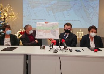 17.12.2020 Ostrowiec. Konferencja prasowa ws. budowy osiedlowego parkingu. Na zdjęciu (od lewej): Iwona Miszczyszyn – wiceprezes Ostrowieckiej Spółdzielni Mieszkaniowej, Marek Zaręba – prezes Ostrowieckiej Spółdzielni Mieszkaniowej, Jarosław Górczyński – prezydent Ostrowca Świętokrzyskiego, Marzena Dębniak – starosta ostrowiecki / Emilia Sitarska / Radio Kielce