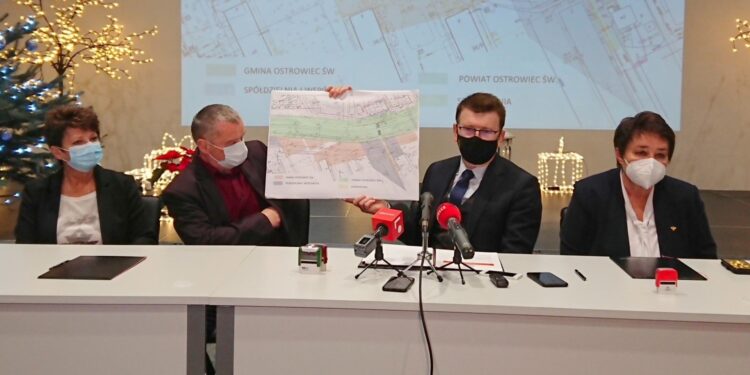 17.12.2020 Ostrowiec. Konferencja prasowa ws. budowy osiedlowego parkingu. Na zdjęciu (od lewej): Iwona Miszczyszyn – wiceprezes Ostrowieckiej Spółdzielni Mieszkaniowej, Marek Zaręba – prezes Ostrowieckiej Spółdzielni Mieszkaniowej, Jarosław Górczyński – prezydent Ostrowca Świętokrzyskiego, Marzena Dębniak – starosta ostrowiecki / Emilia Sitarska / Radio Kielce