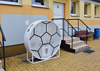 Pojemnik na nakrętki stanął przy orliku / arch. klubu
